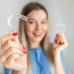 インビザラインのマウスピースで歯列矯正を始める女性