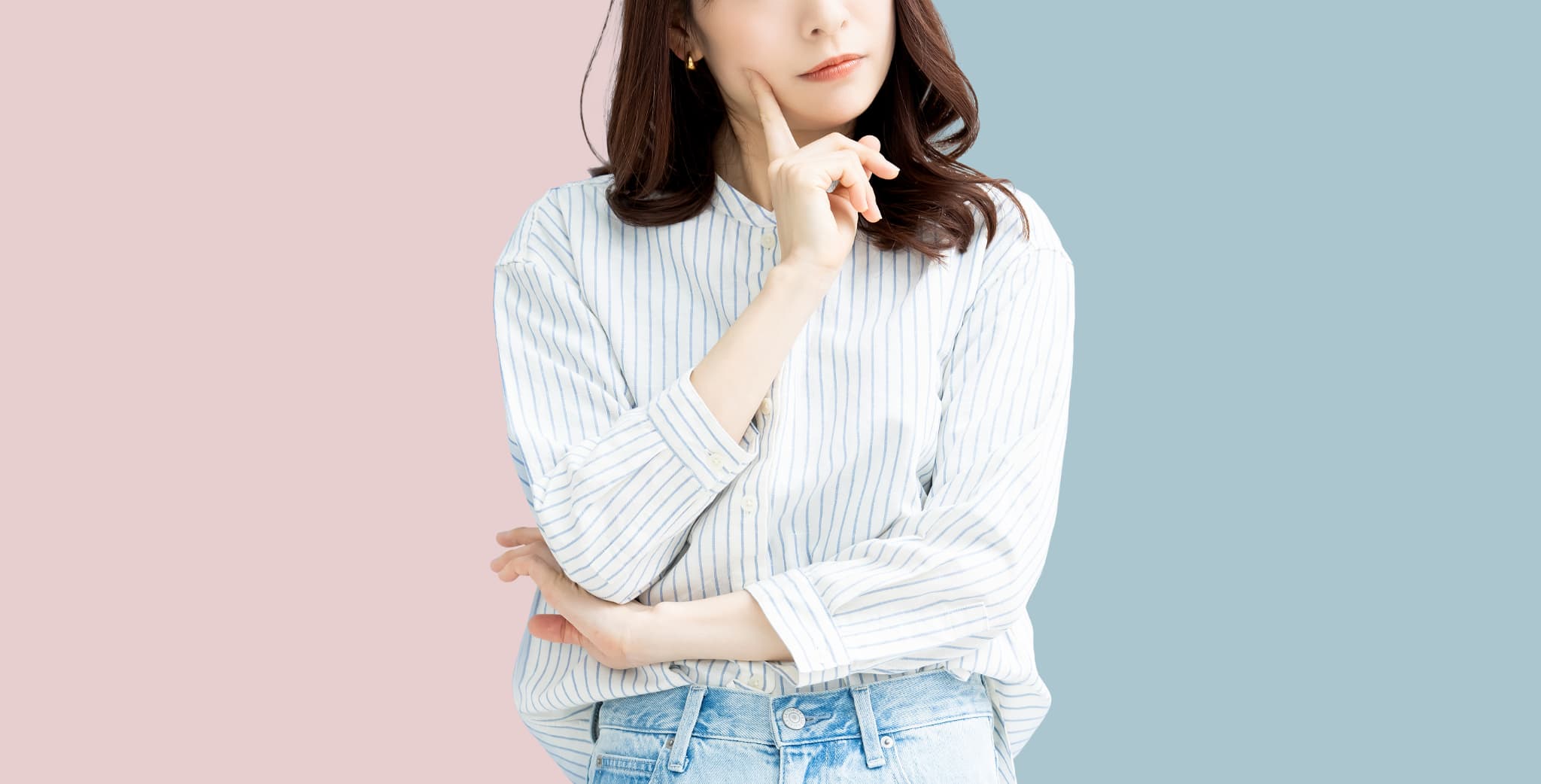 ワイヤー矯正とマウスピース矯正の違いについて考える女性