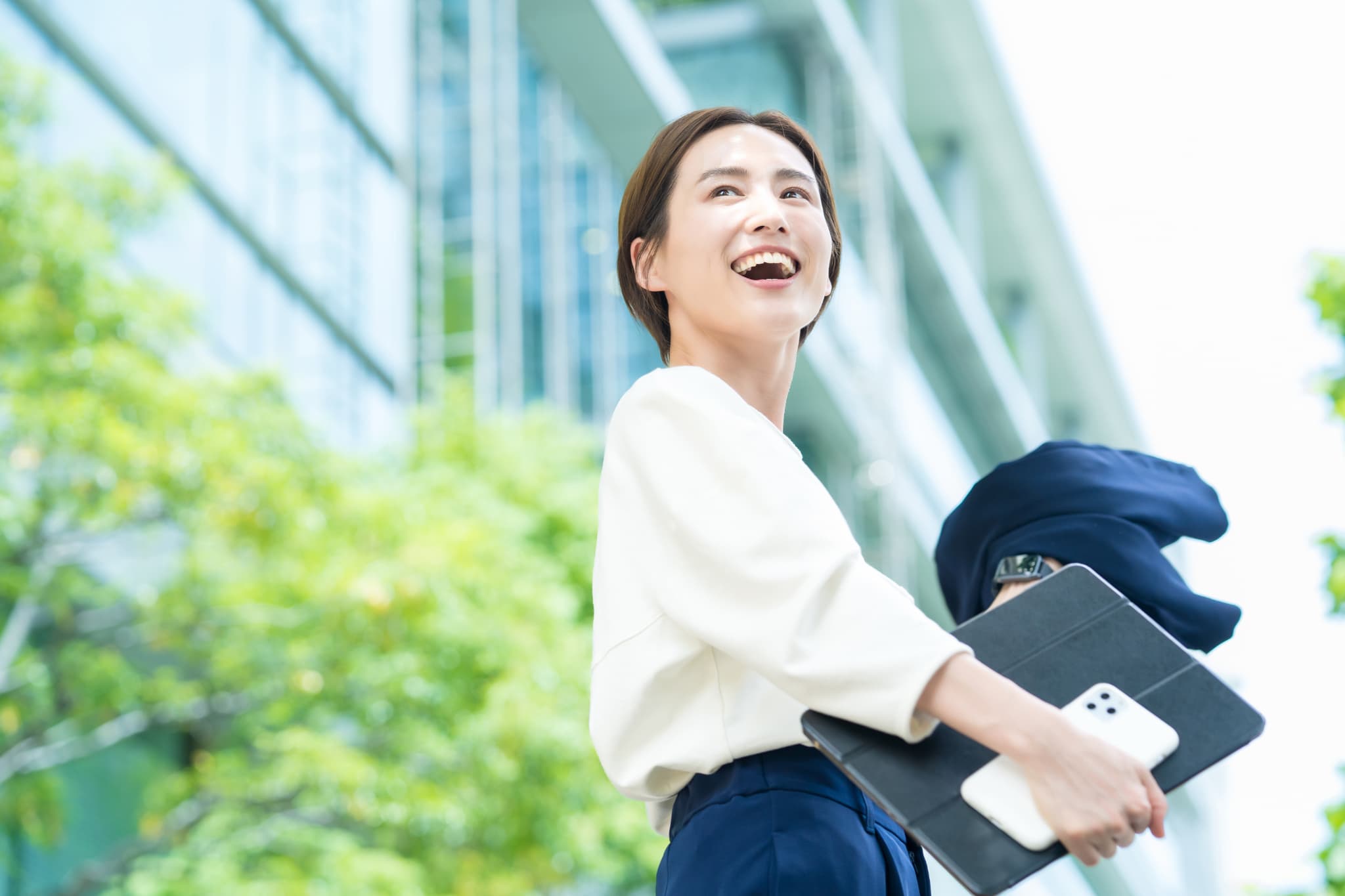 爽やかな笑顔のキャリアウーマン