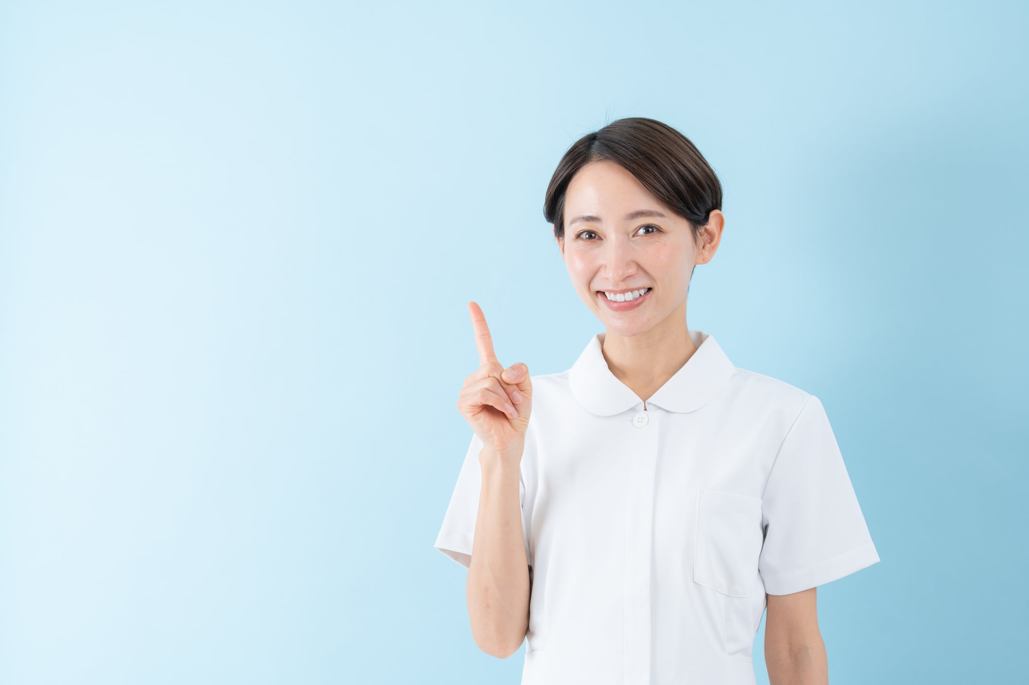 年齢やライフステージ別の予防歯科のポイントを説明する歯科衛生士