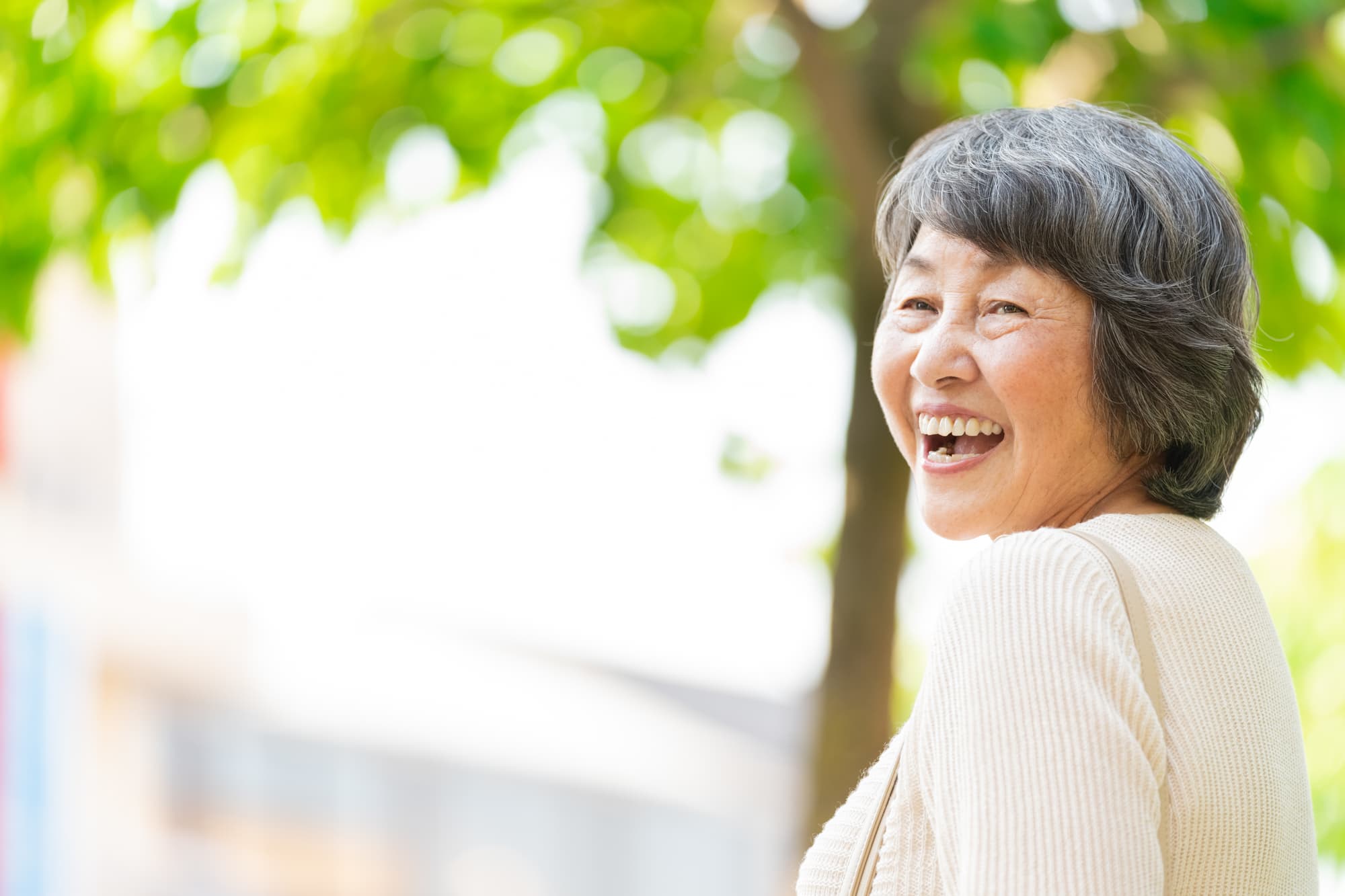 入れ歯をした笑顔の高齢女性