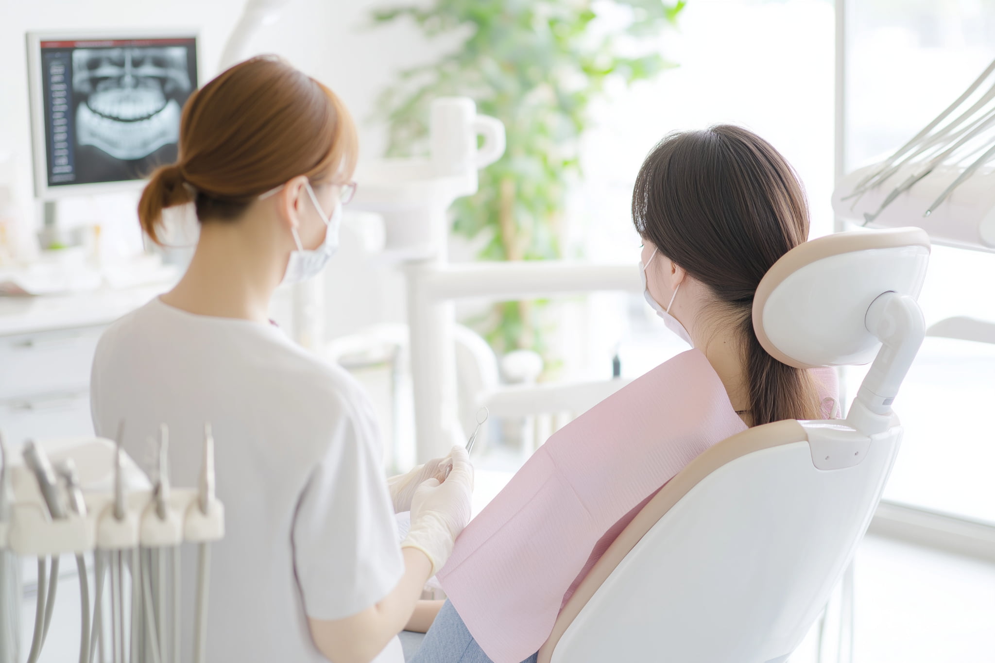 予防歯科とはどのようなものかを説明する歯科医師