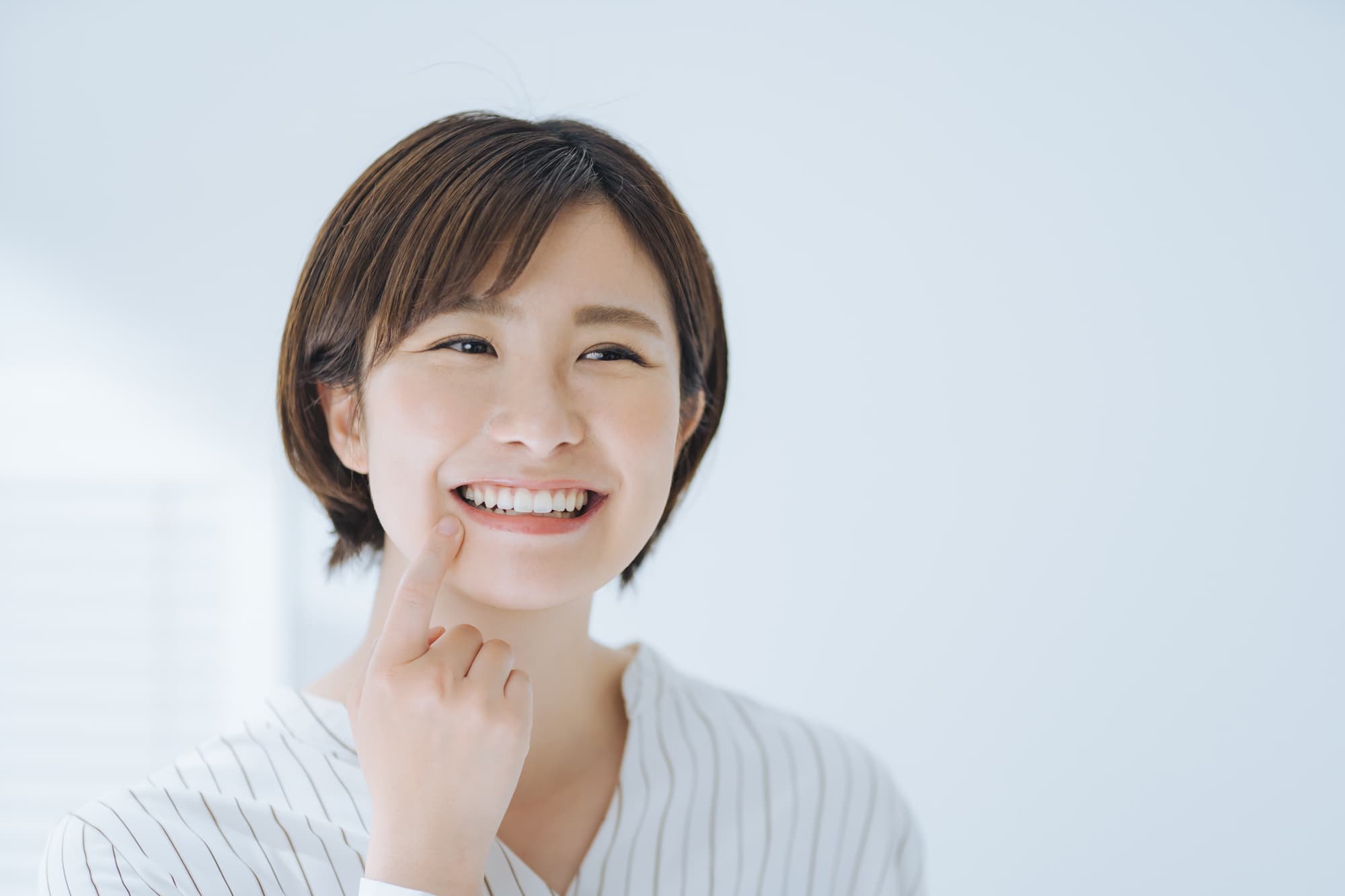 インビザラインで八重歯を治療して嬉しそうな女性