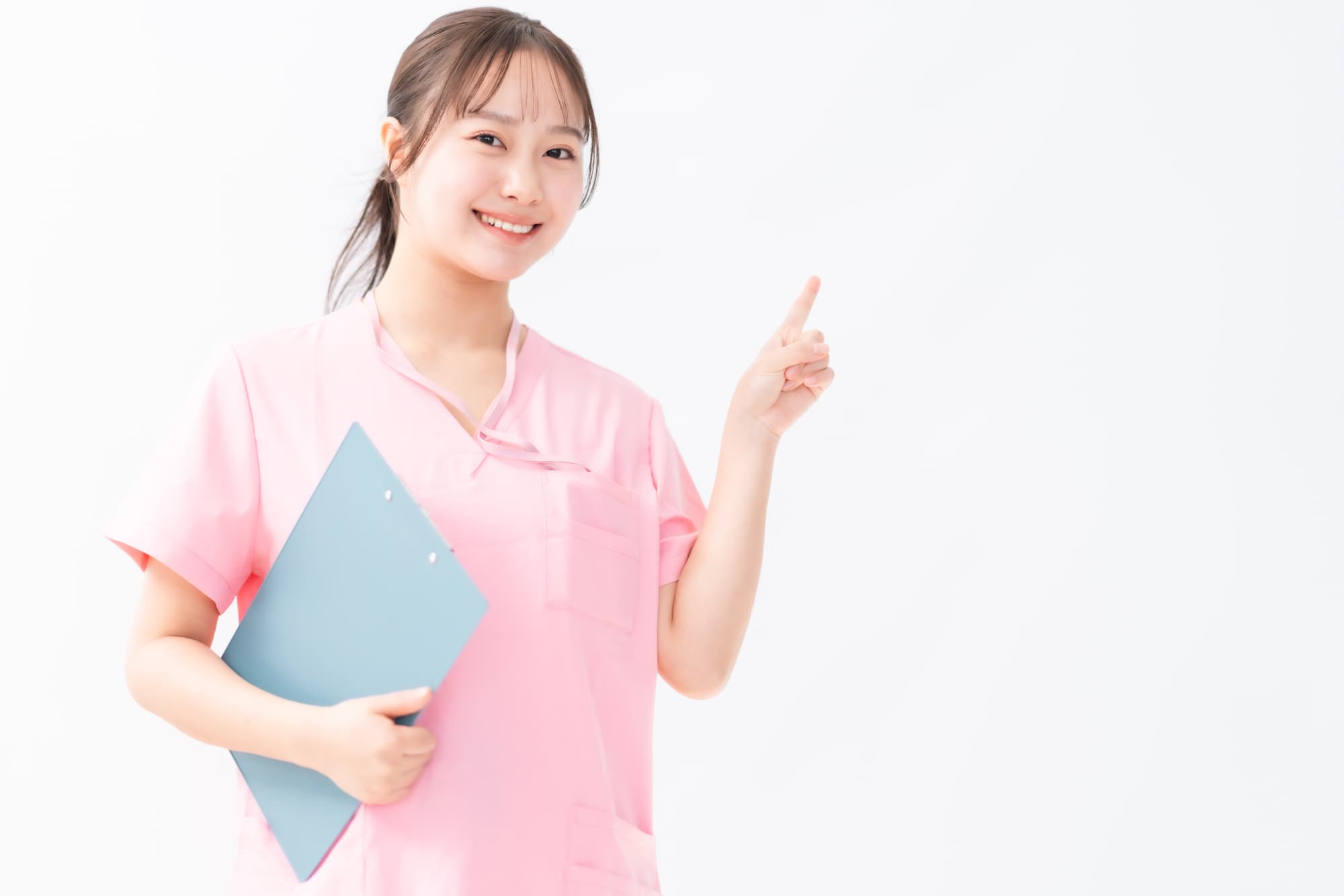 ブリッジの種類とそれぞれの特徴について説明する歯科衛生士の女性