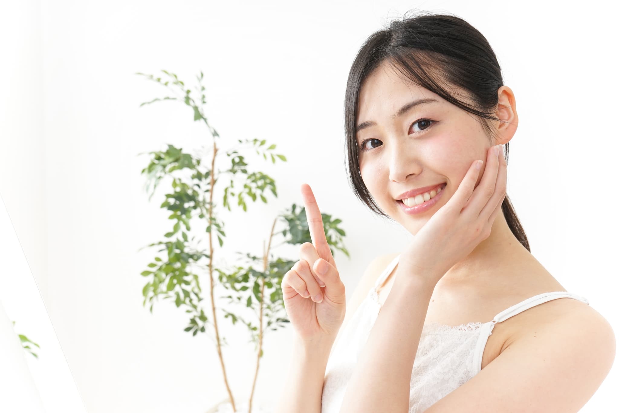 指さし確認する女性