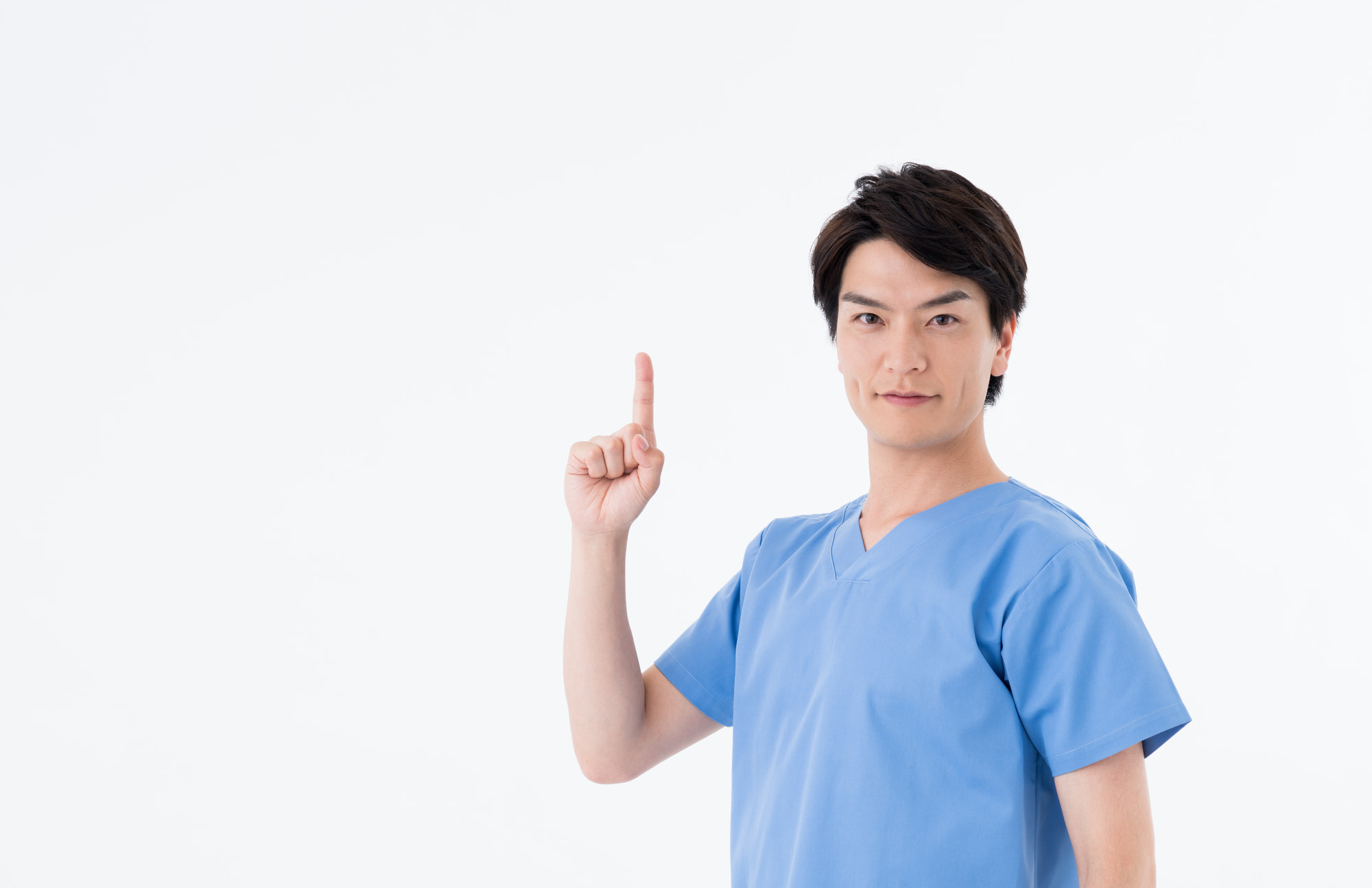 歯医者の定期検診が大切な理由を説明する歯科医