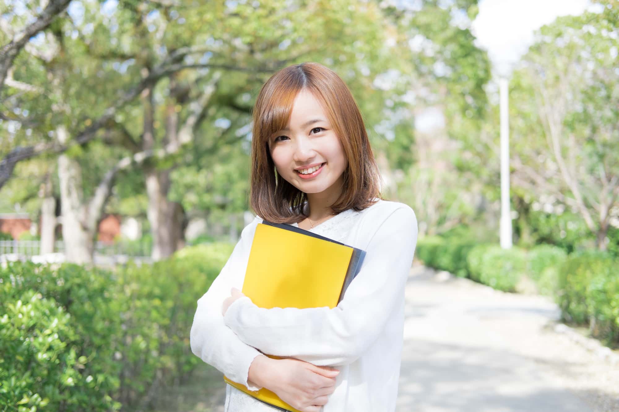 叢生をインビザラインで治療した笑顔の女性