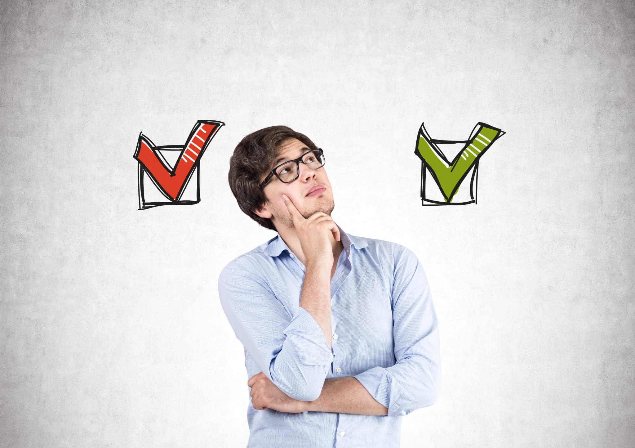 根管治療の保険診療と自費診療の違いを考える男性