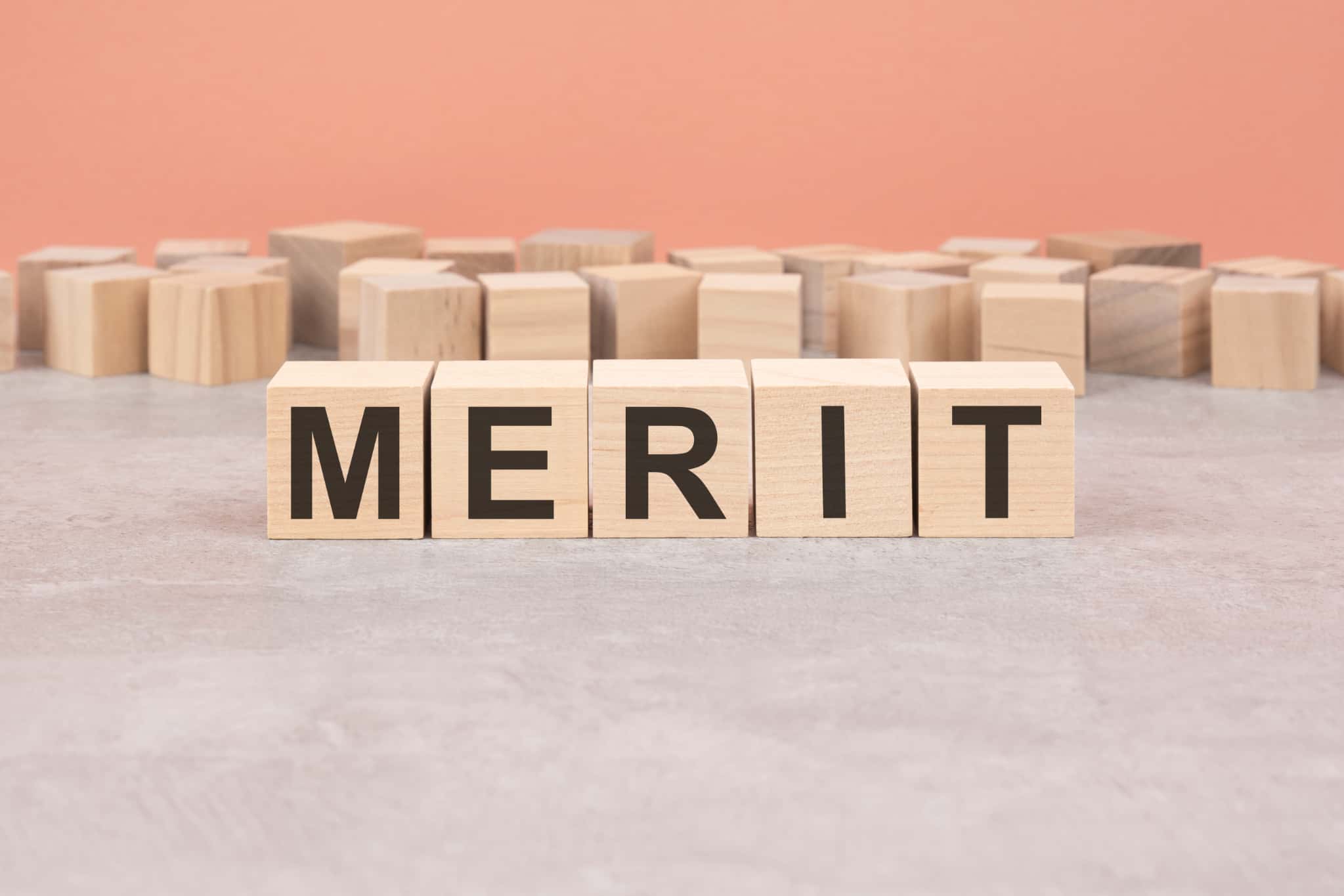 叢生を治すためにインビザラインを選択するメリットを説明するイメージ