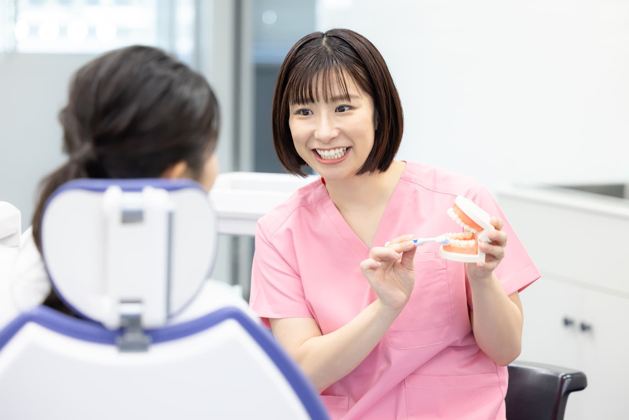 ブラッシング指導する歯科衛生士