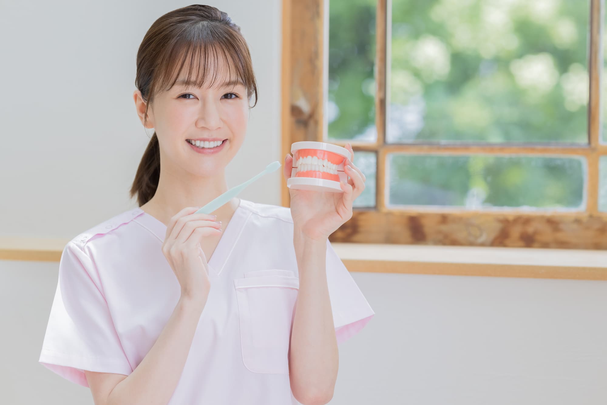 ホームケアの指導をする歯科衛生士の女性