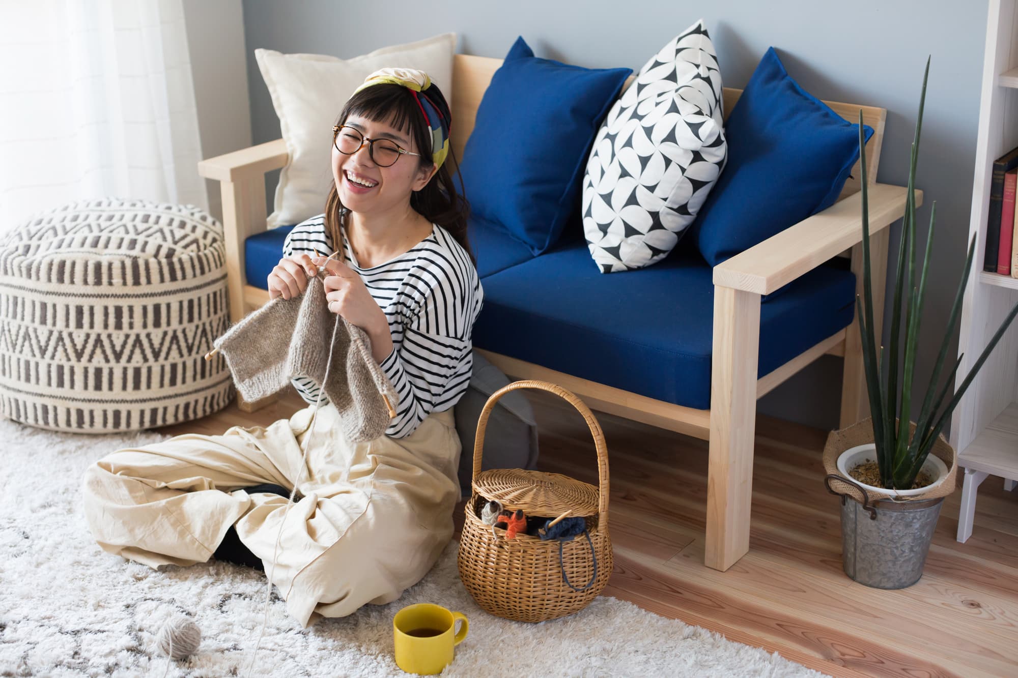 リビングで編み物を楽しむ笑顔の女性