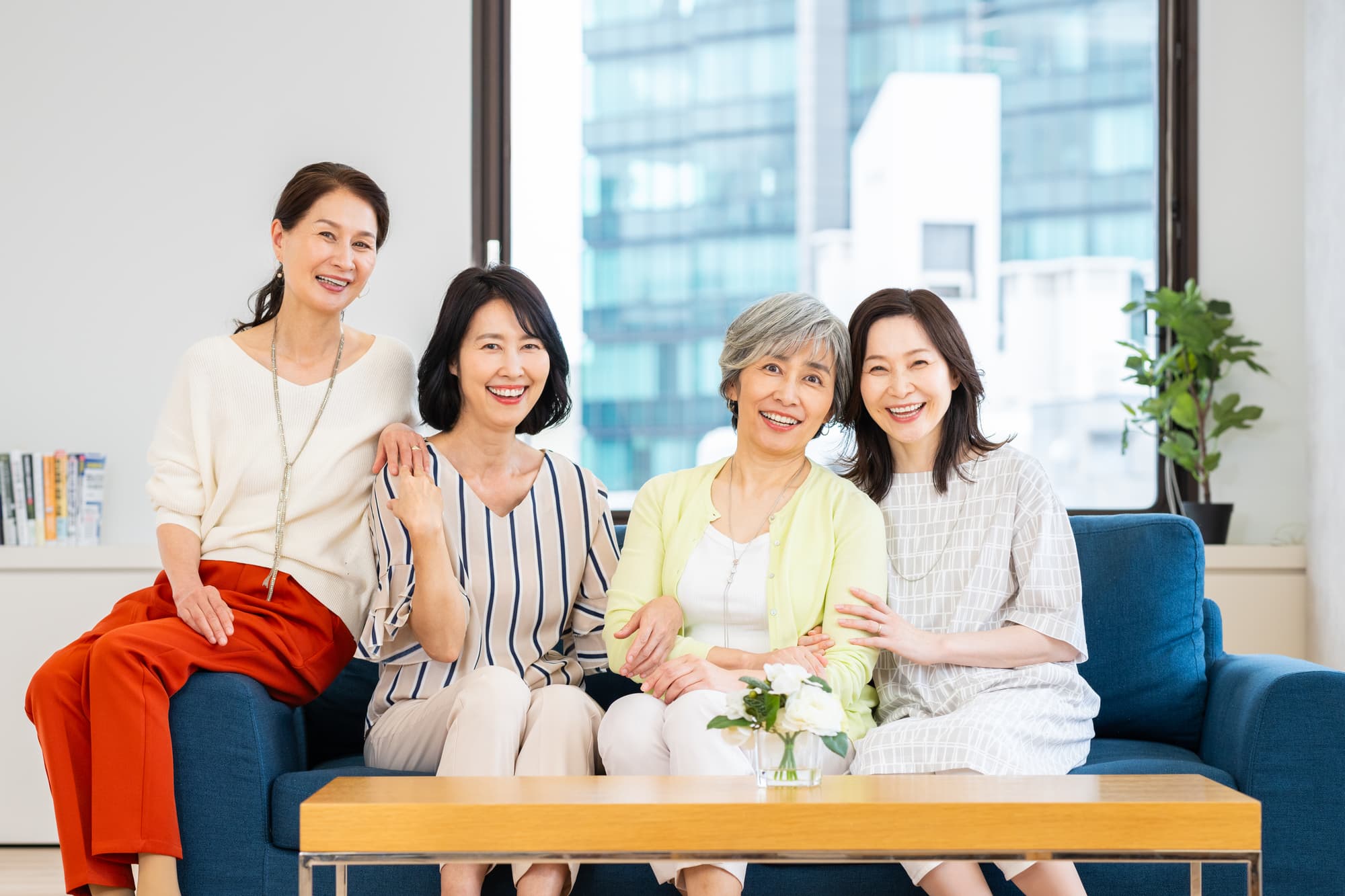 笑顔のミドル世代の女性たち