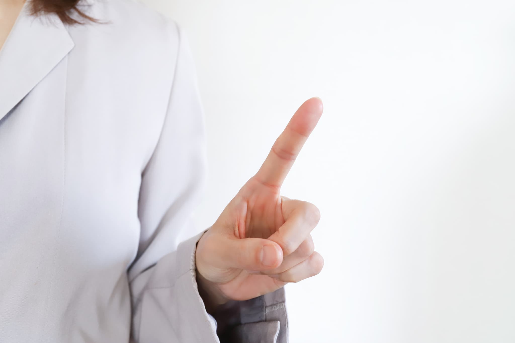 年齢を重ねてからインプラント治療を受けるときの注意点を指し示す歯科医師