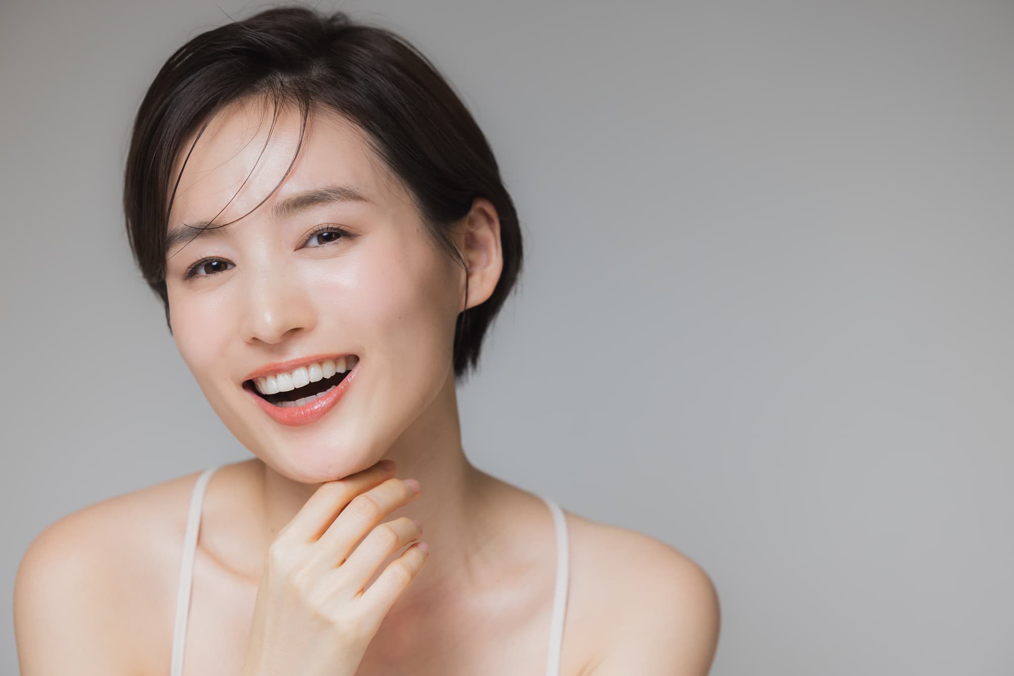 きれいな歯で微笑む女性