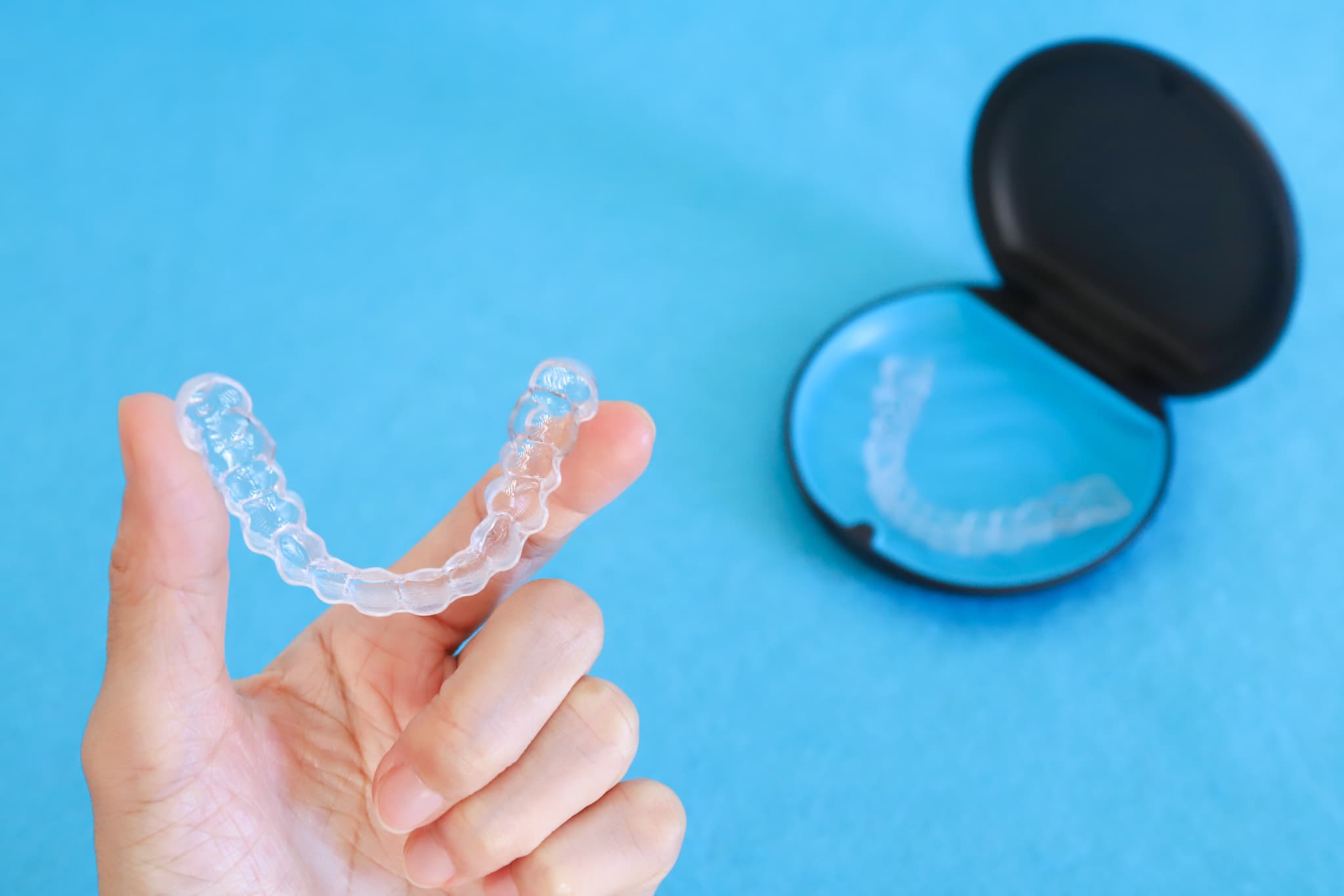 インビザラインのマウスピースを持つ手