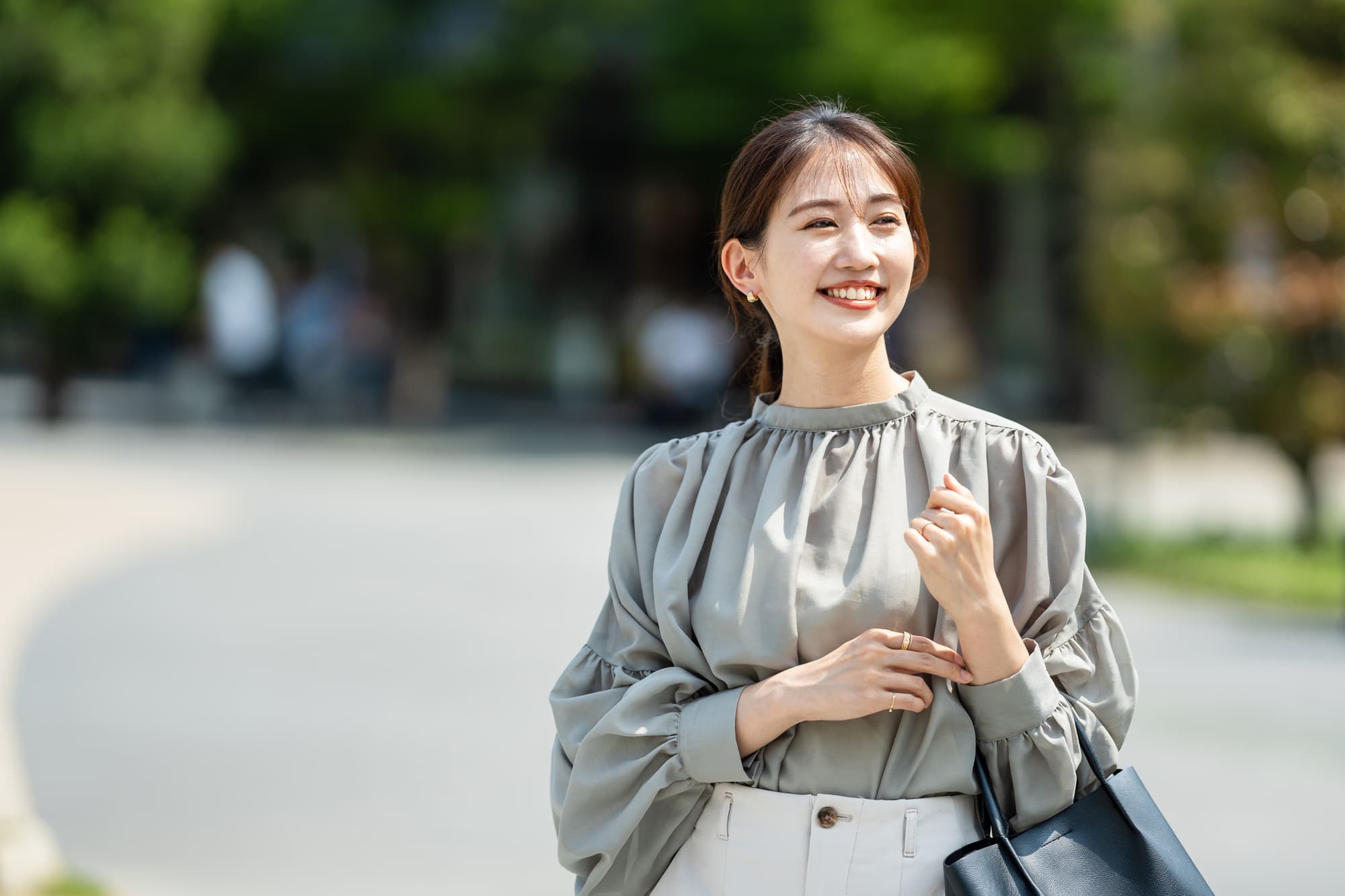 笑顔で通勤する女性