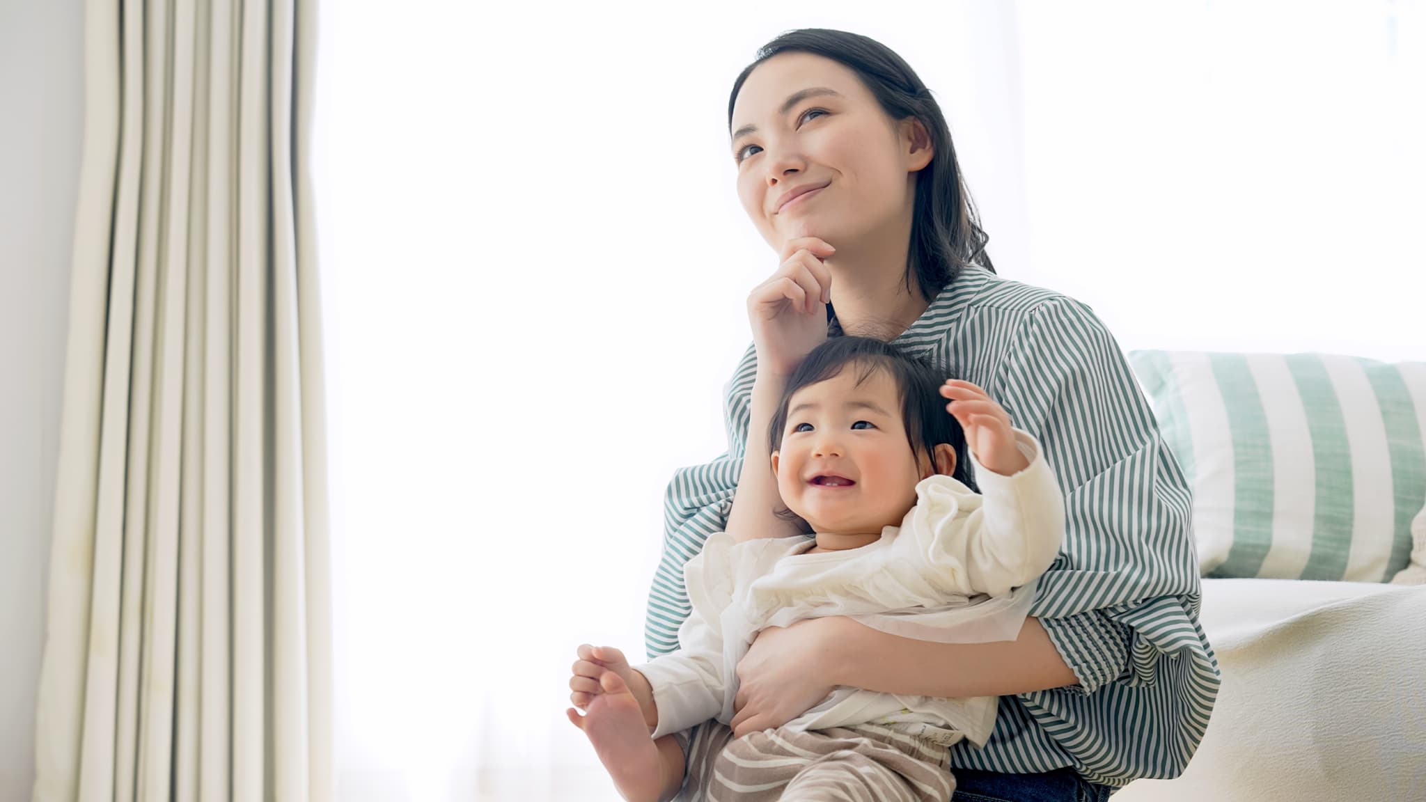 子どもの歯磨きは何歳から始めるべきか考える母親