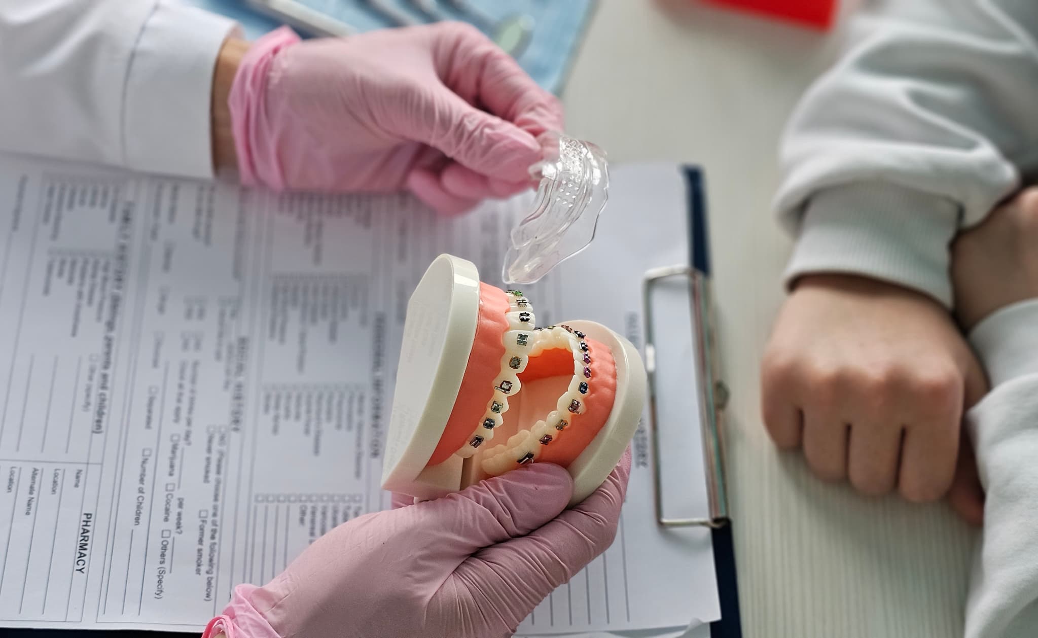 歯列矯正について歯科医からカウンセリングを受ける患者