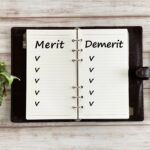 メリットデメリットと英語で書かれた手帳