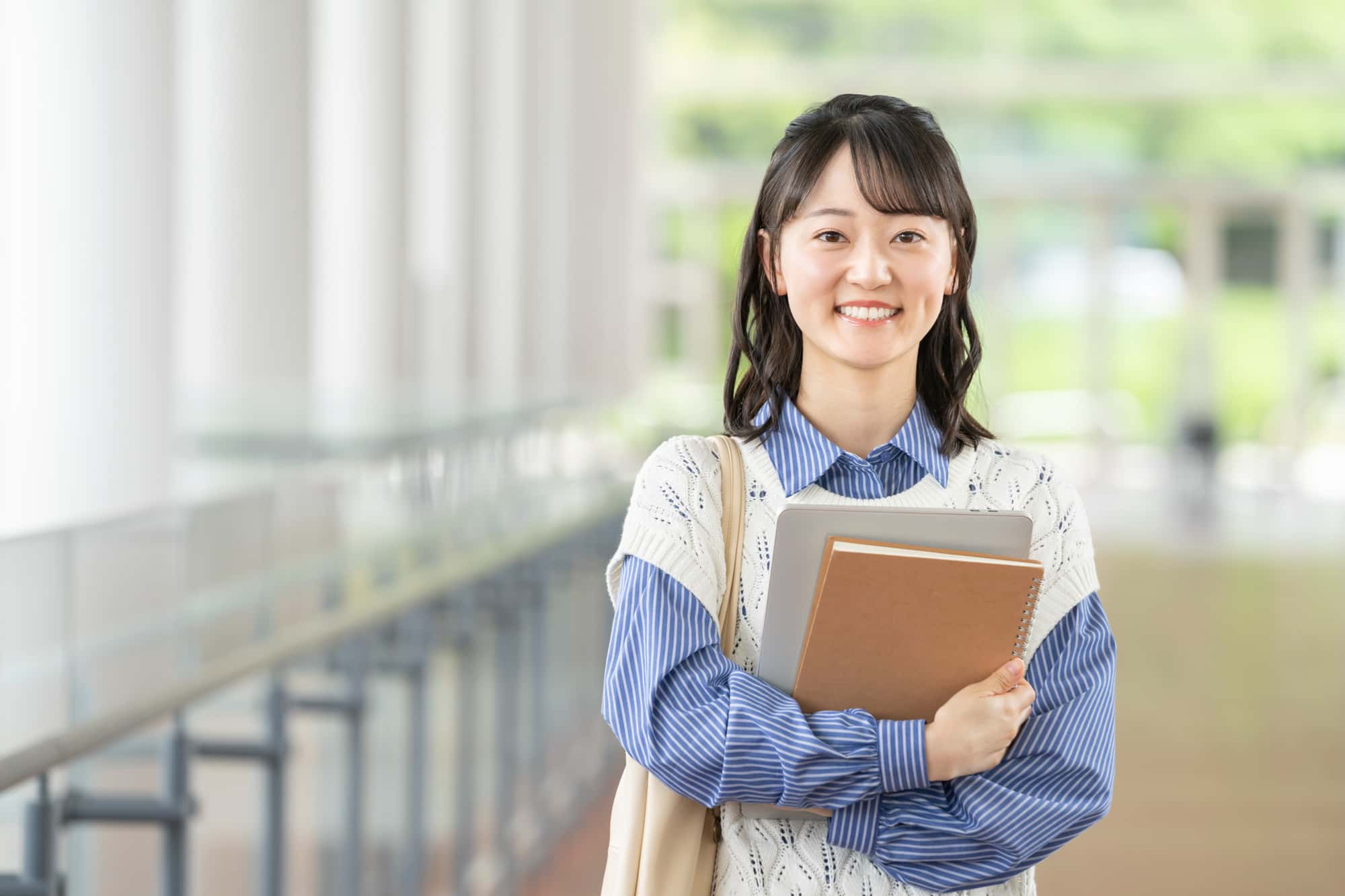 歯列矯正で綺麗な歯並びになった笑顔の女性