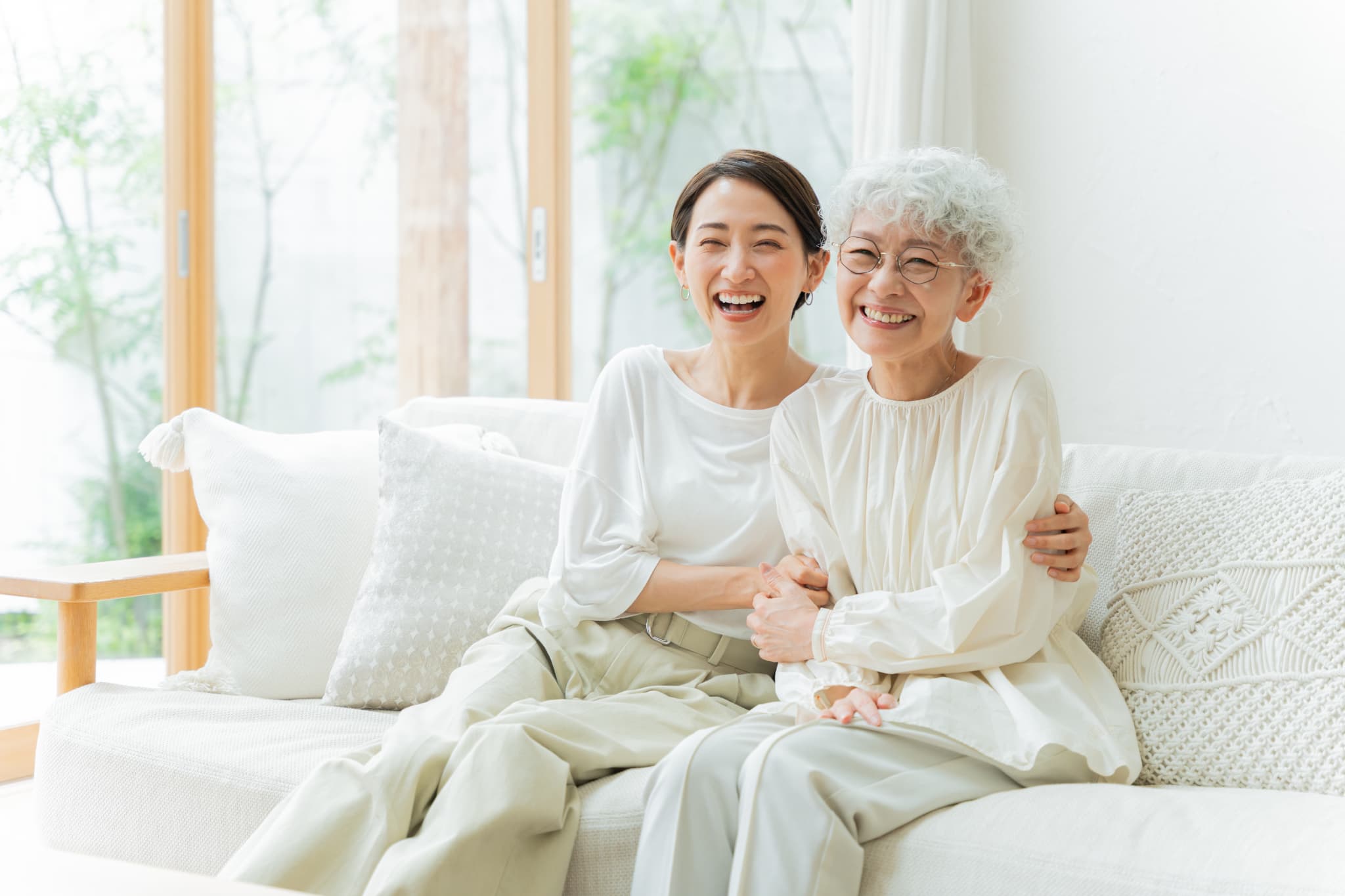 リビングでリラックスした笑顔の親子