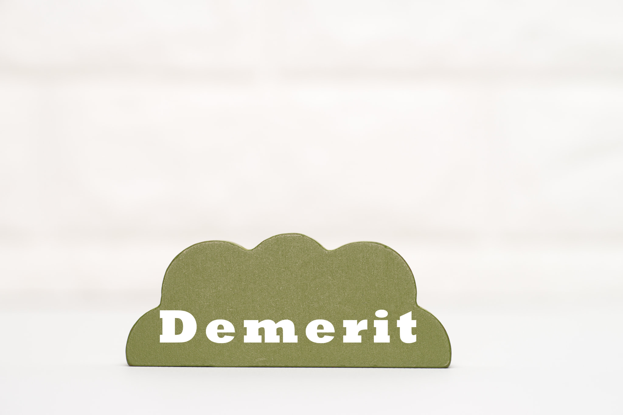 奥歯をセラミックにするデメリットを説明するイメージ