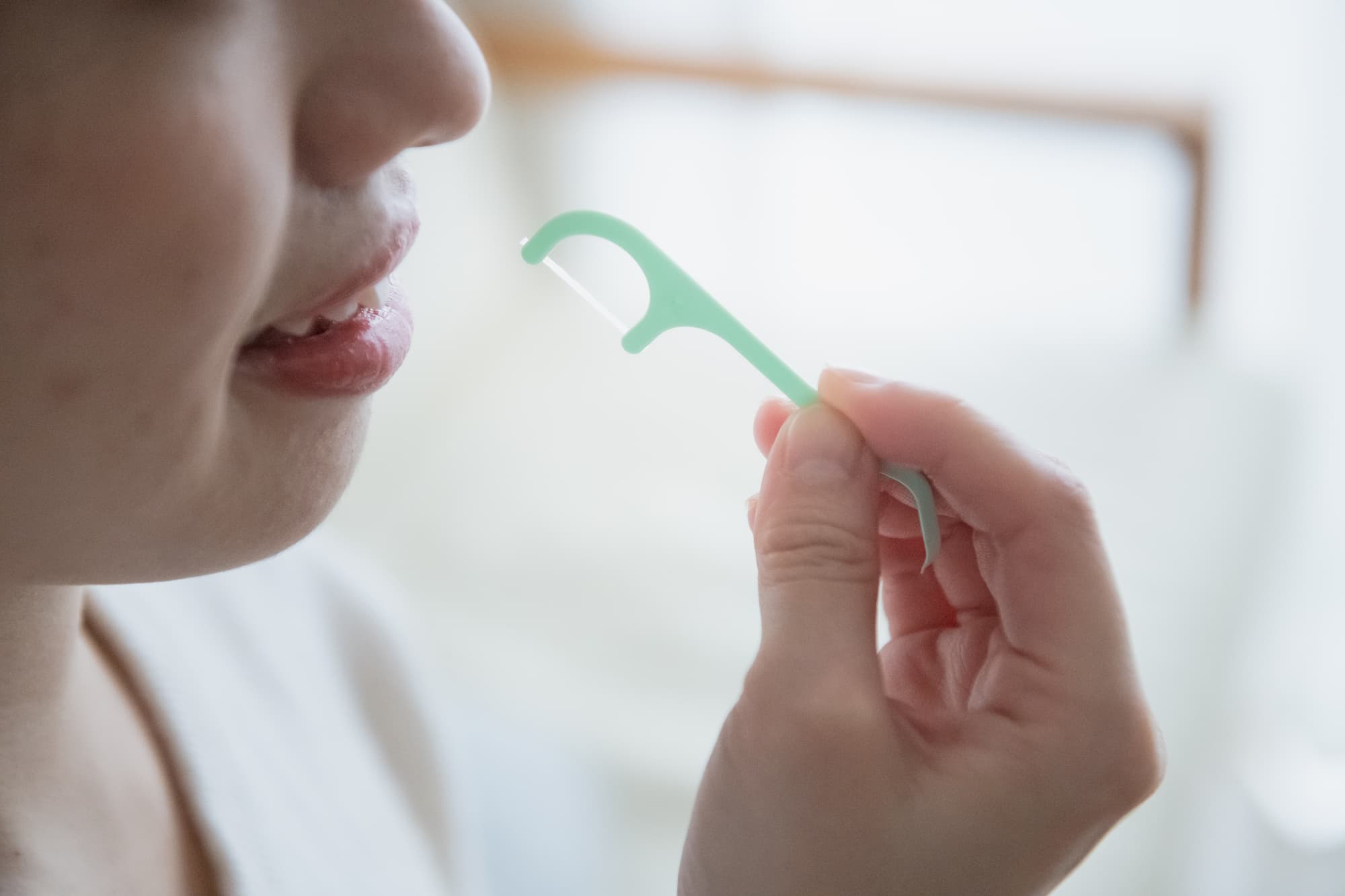 デンタルフロスで口臭の確認をする様子