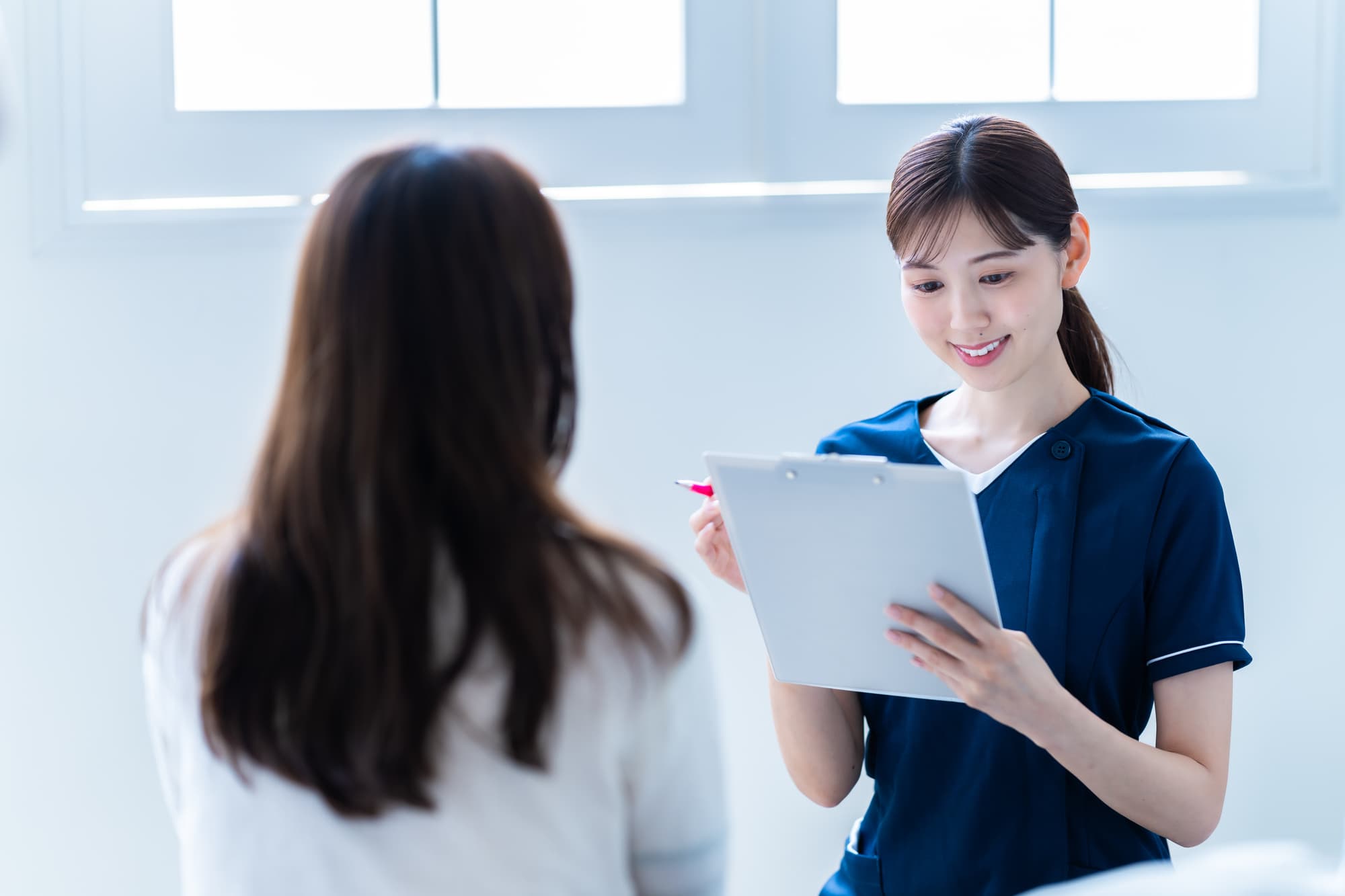 痛みについて事前に歯科衛生士に相談をする様子