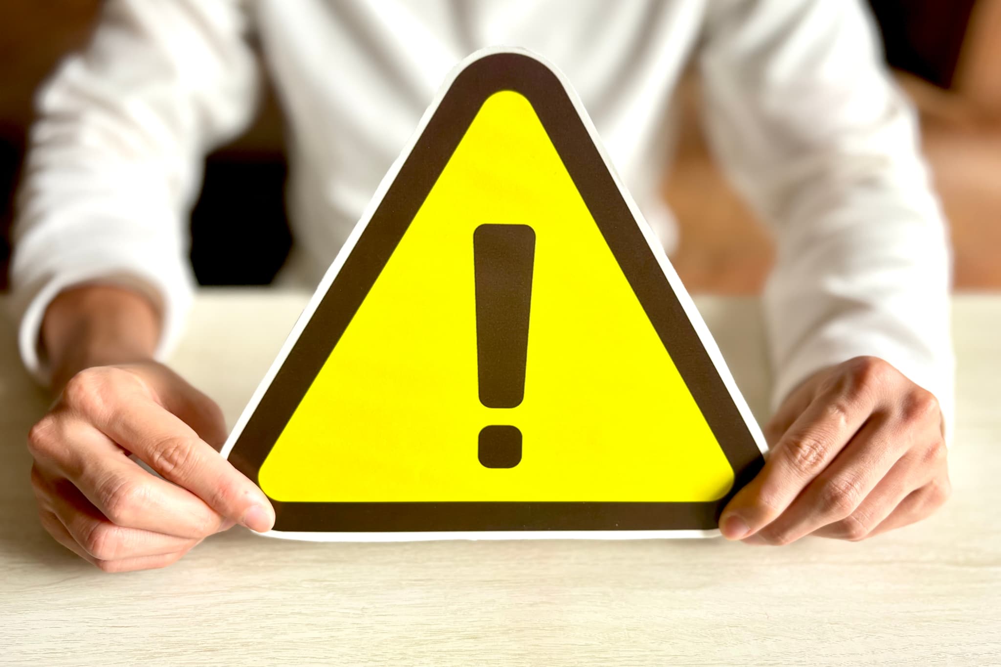 親知らずを抜歯したあとの注意点を伝える人