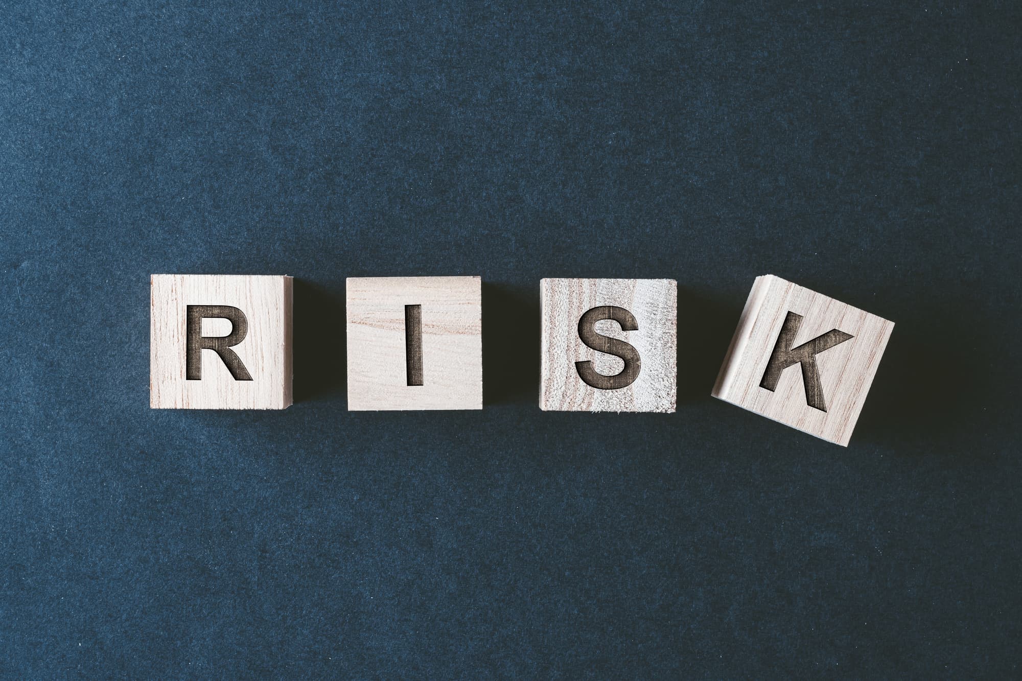 横向きに生えた親知らずがもたらすリスクのイメージ