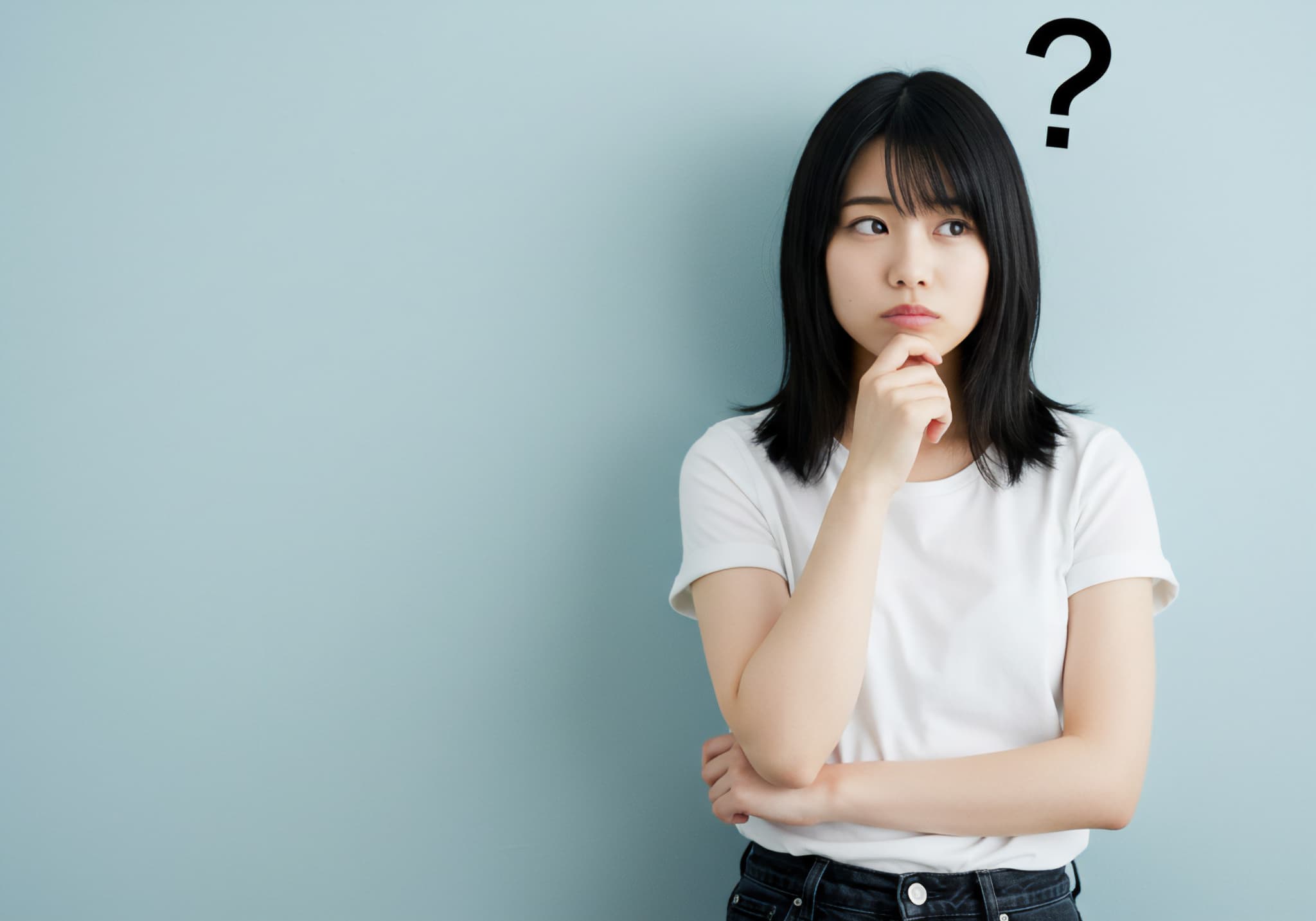 横向きに生えた親知らずは抜歯したほうがいいのか考える女性