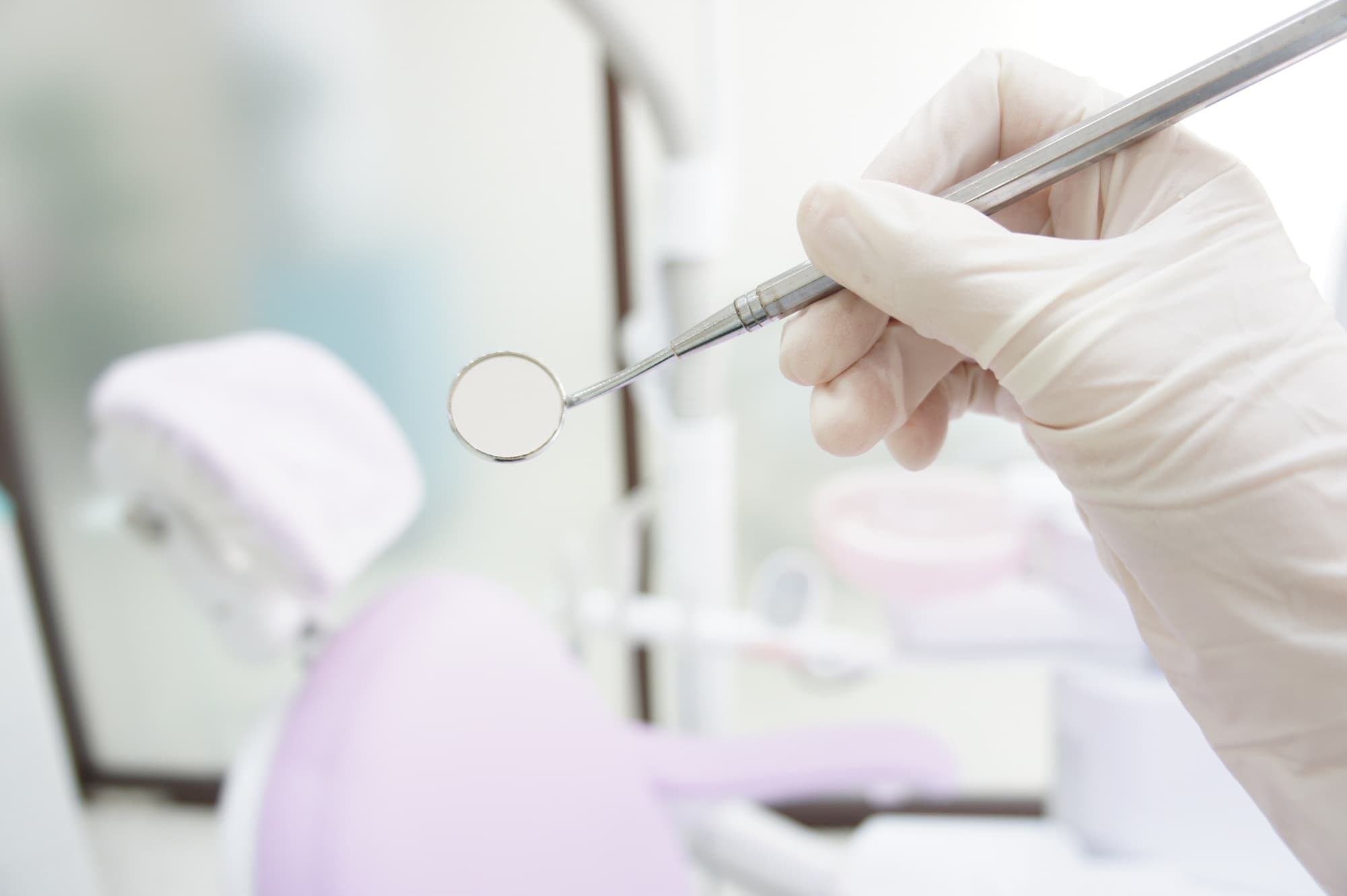 口腔内チェックをする歯科衛生士の手元