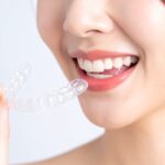 マウスピースを手にもった女性