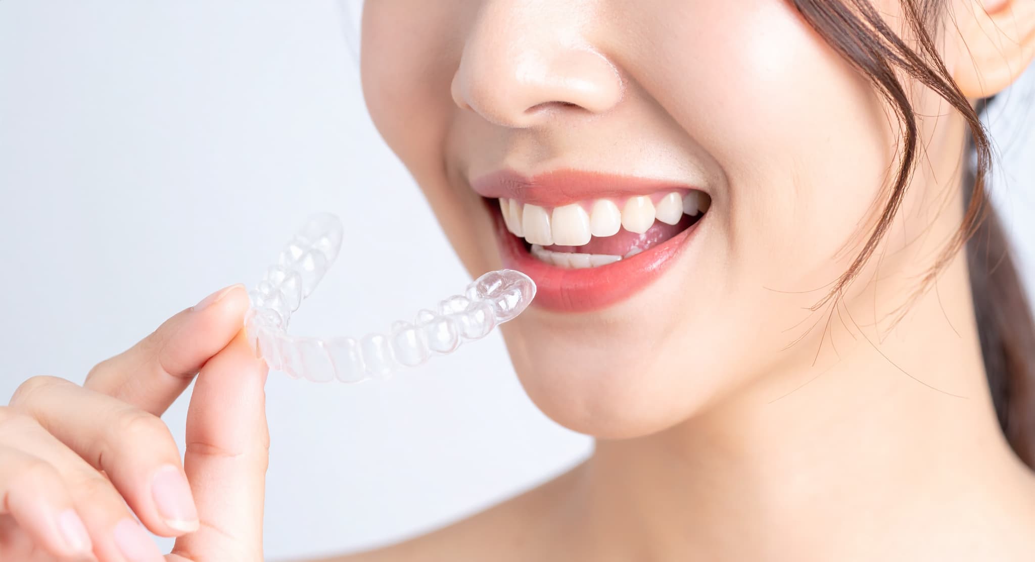 マウスピースを手にもった女性