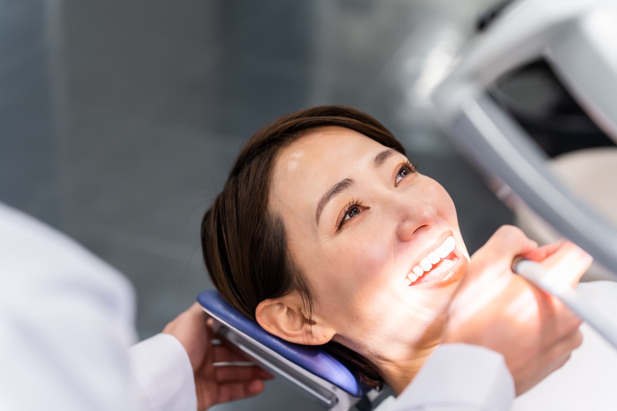 定期的に歯石除去を受ける女性