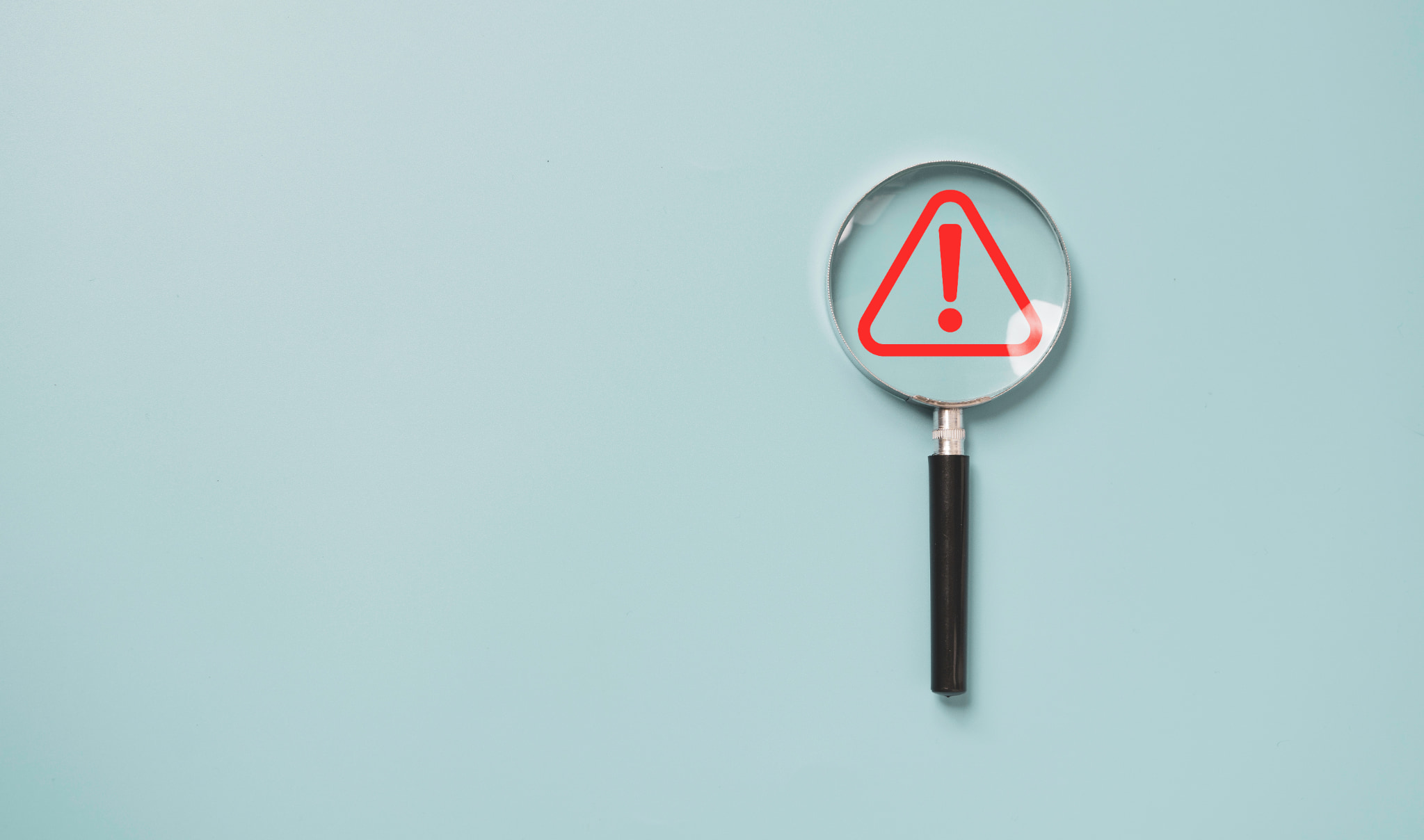 インビザライン矯正中に痛みがあるときの注意点を説明するイメージの虫眼鏡とビックリマーク