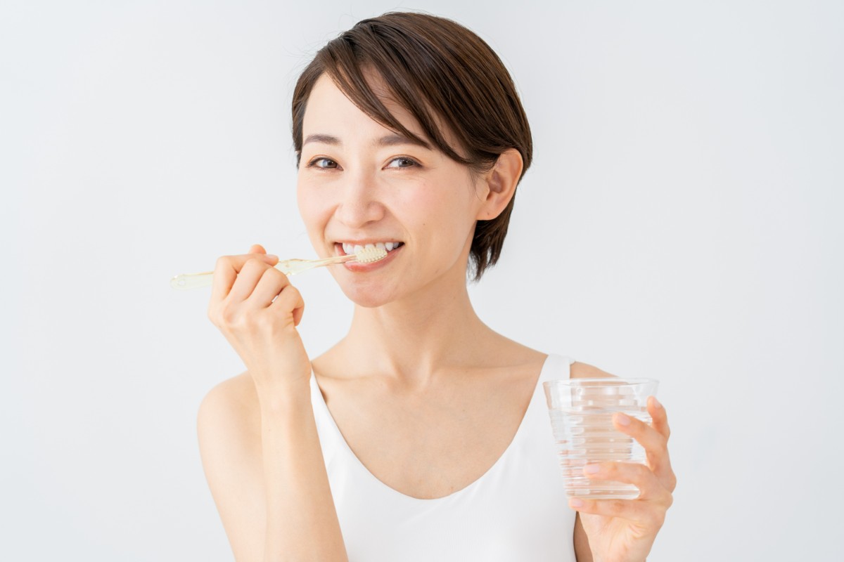 虫歯の進行を防ぐために歯磨きをしている女性