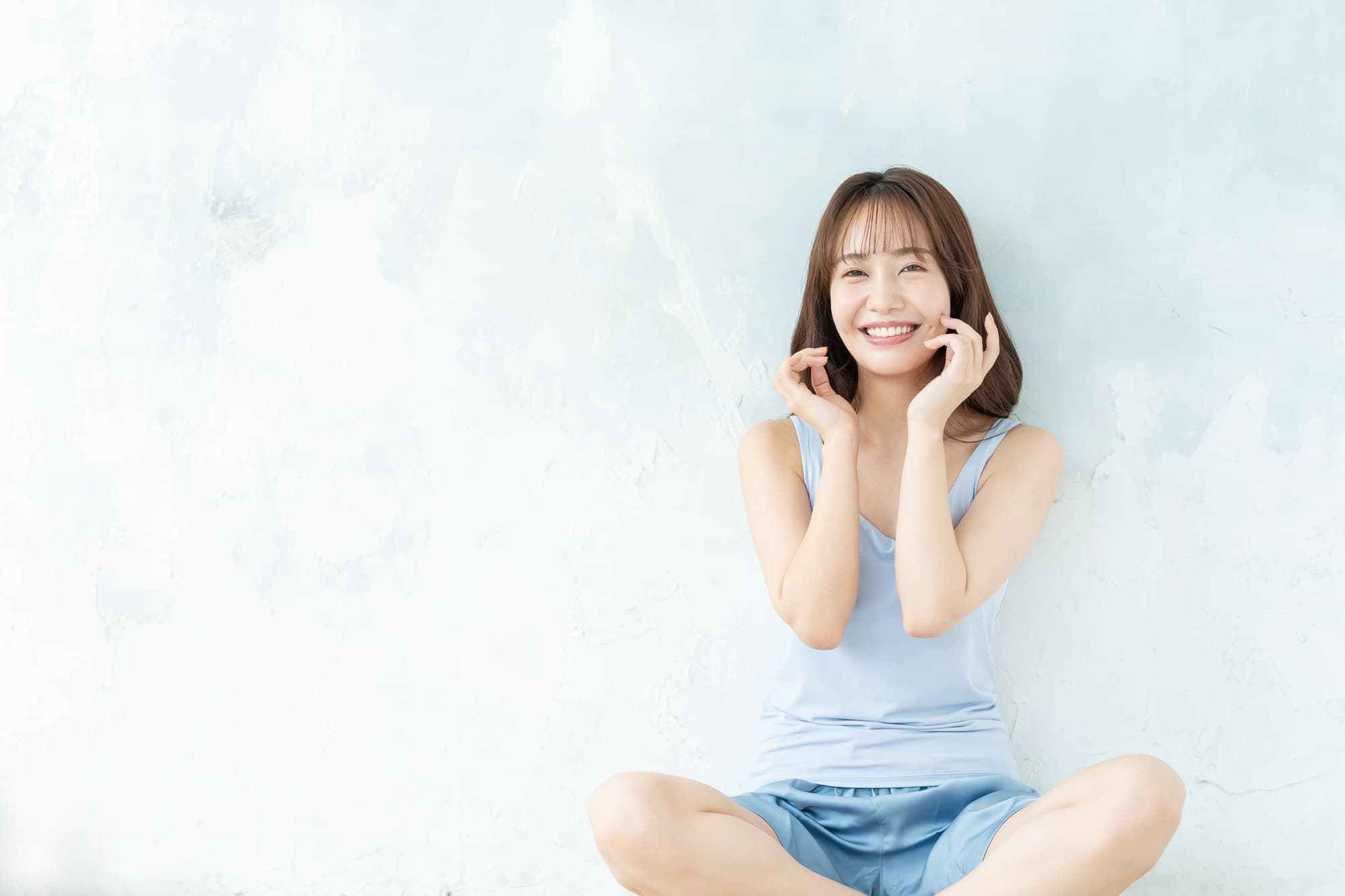 八重歯の矯正を終えて笑顔を見せる女性